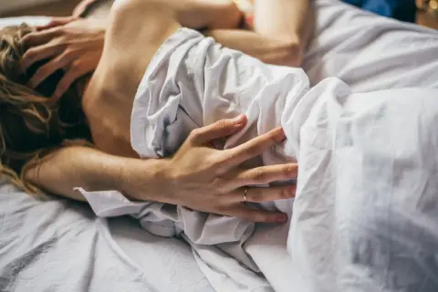 Intymne chwile, dłonie splatające się na pościeli, subtelny dotyk. Widoczny pierścionek na palcu sugeruje, że to może być sex z mężatką.