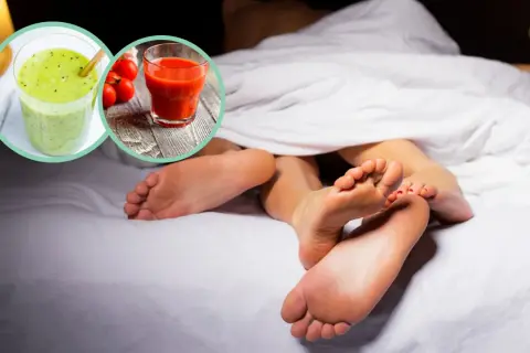 Para budzi się w łóżku. Obok nich kiwi smoothie i sok pomidorowy, który może być sokiem na potencję.