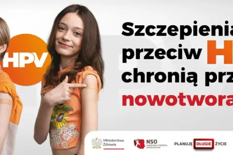 Dzieci z plastrami po szczepieniu HPV. Kampania informacyjna o obowiązkowym szczepieniu HPV, chroniącym przed nowotworami.